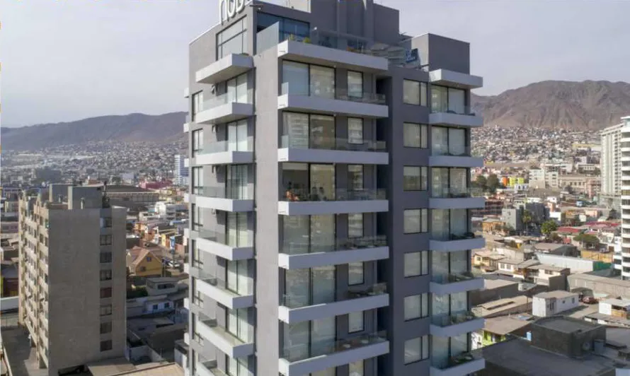 Edificio Aconcagua 965 con los cerros de fondo