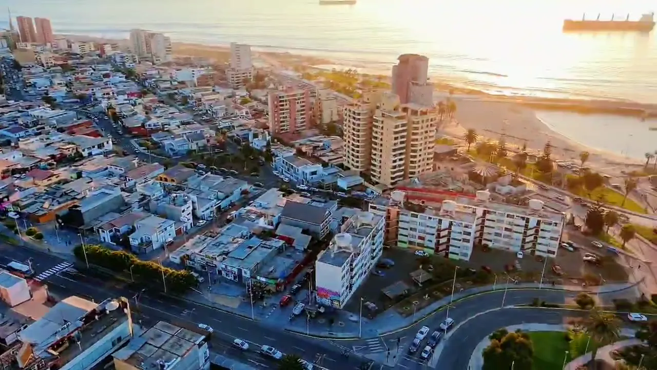 Vista aérea de la costanera de Antofagasta al atardecer